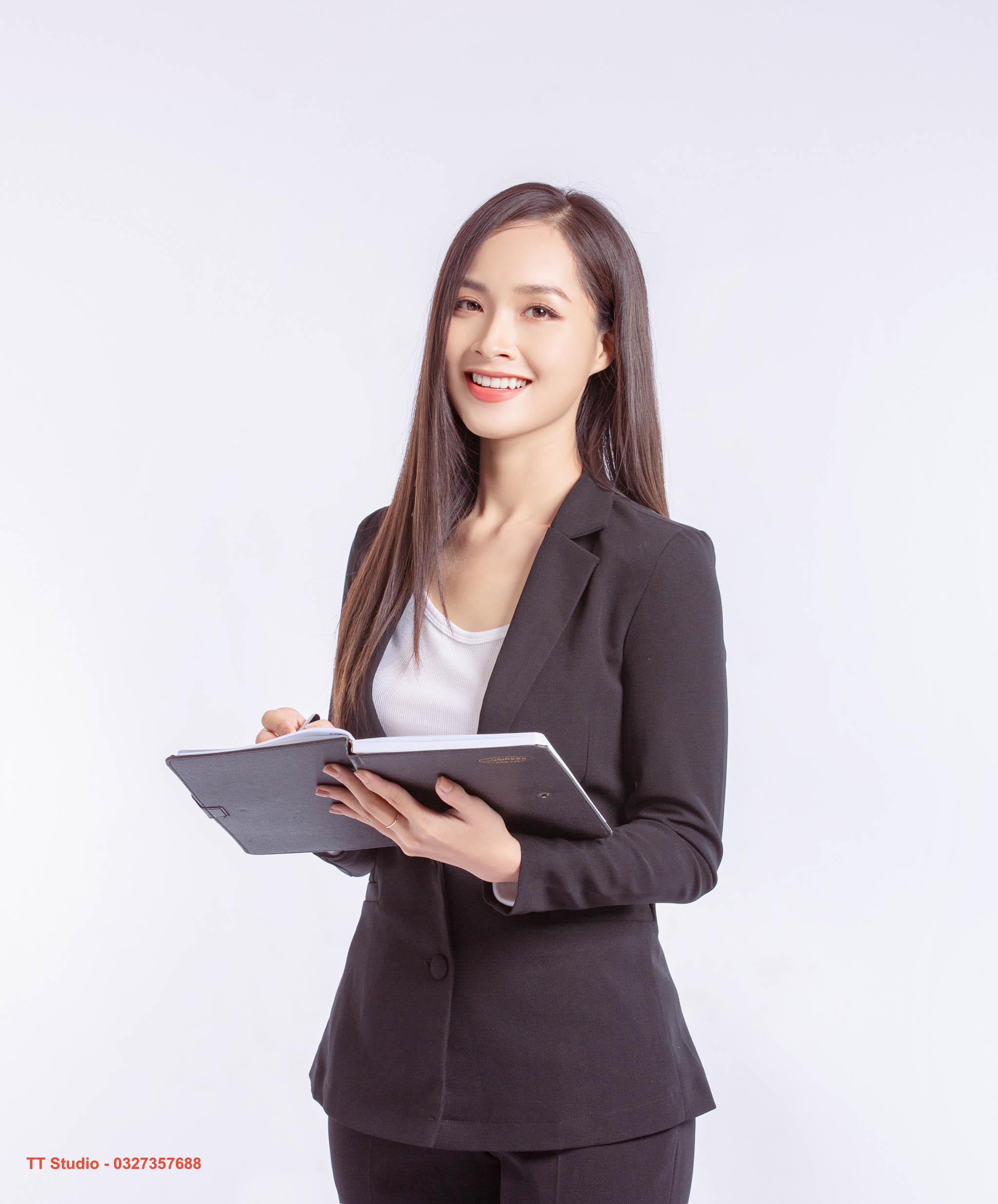 Các yếu tố ảnh hưởng đến giá chụp doanh nhân