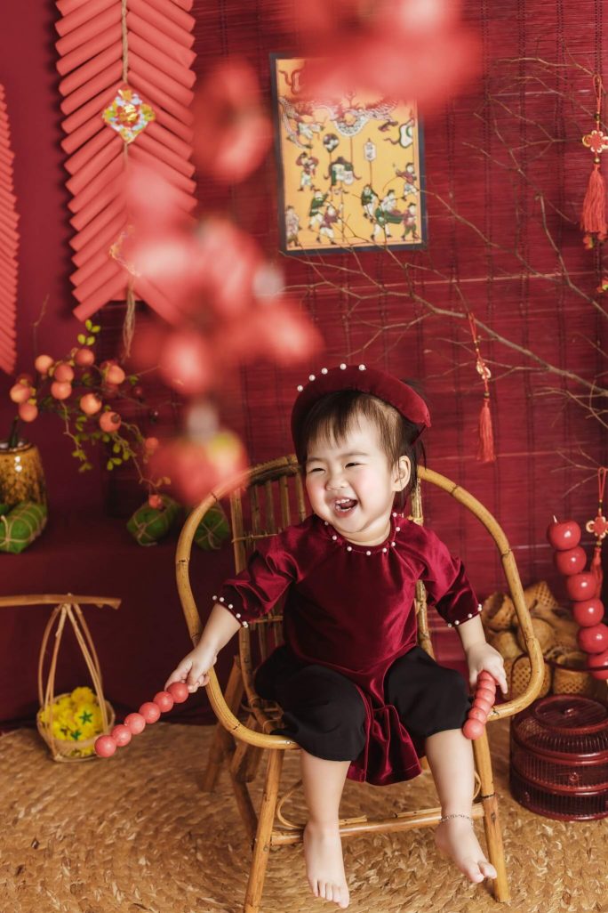 Tạo dáng chụp ảnh nghệ thuật tết cho bé gái 