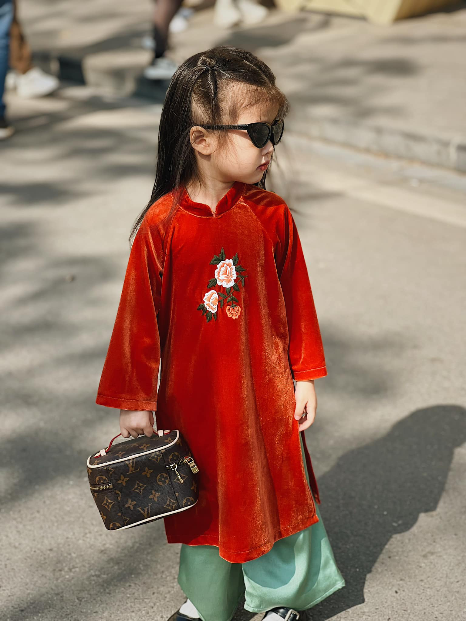 Tạo dáng chụp ảnh nghệ thuật tết cho bé gái 