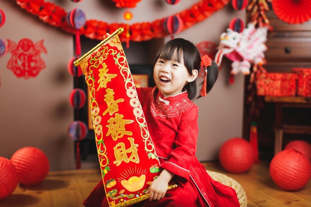 Tạo dáng chụp ảnh nghệ thuật tết cho bé gái 