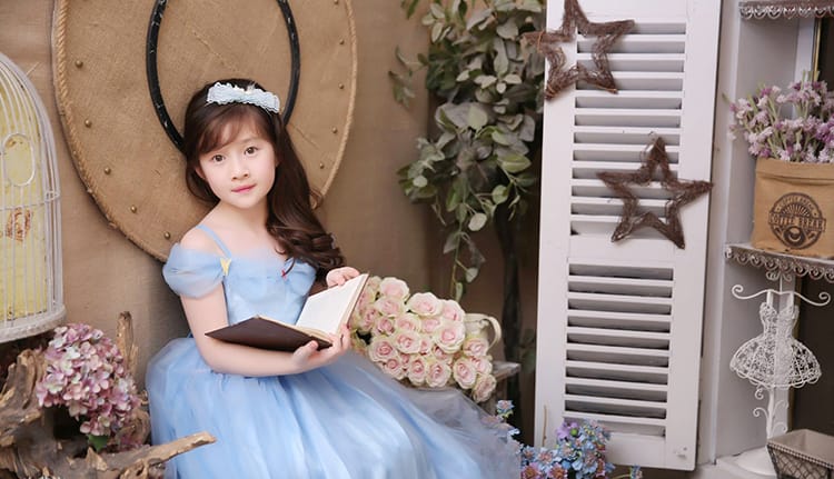 Tạo dáng chụp ảnh nghệ thuật tết cho bé gái 