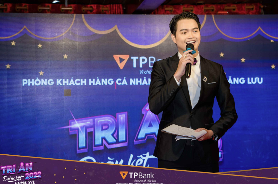 cách chụp ảnh year end party ngoài trời hiệu quả