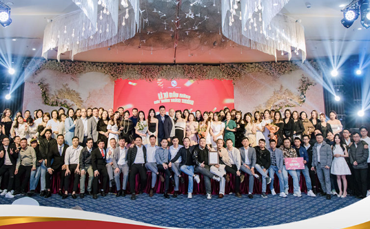 10 lưu ý khi chụp ảnh tất niên cuối năm năm 2025