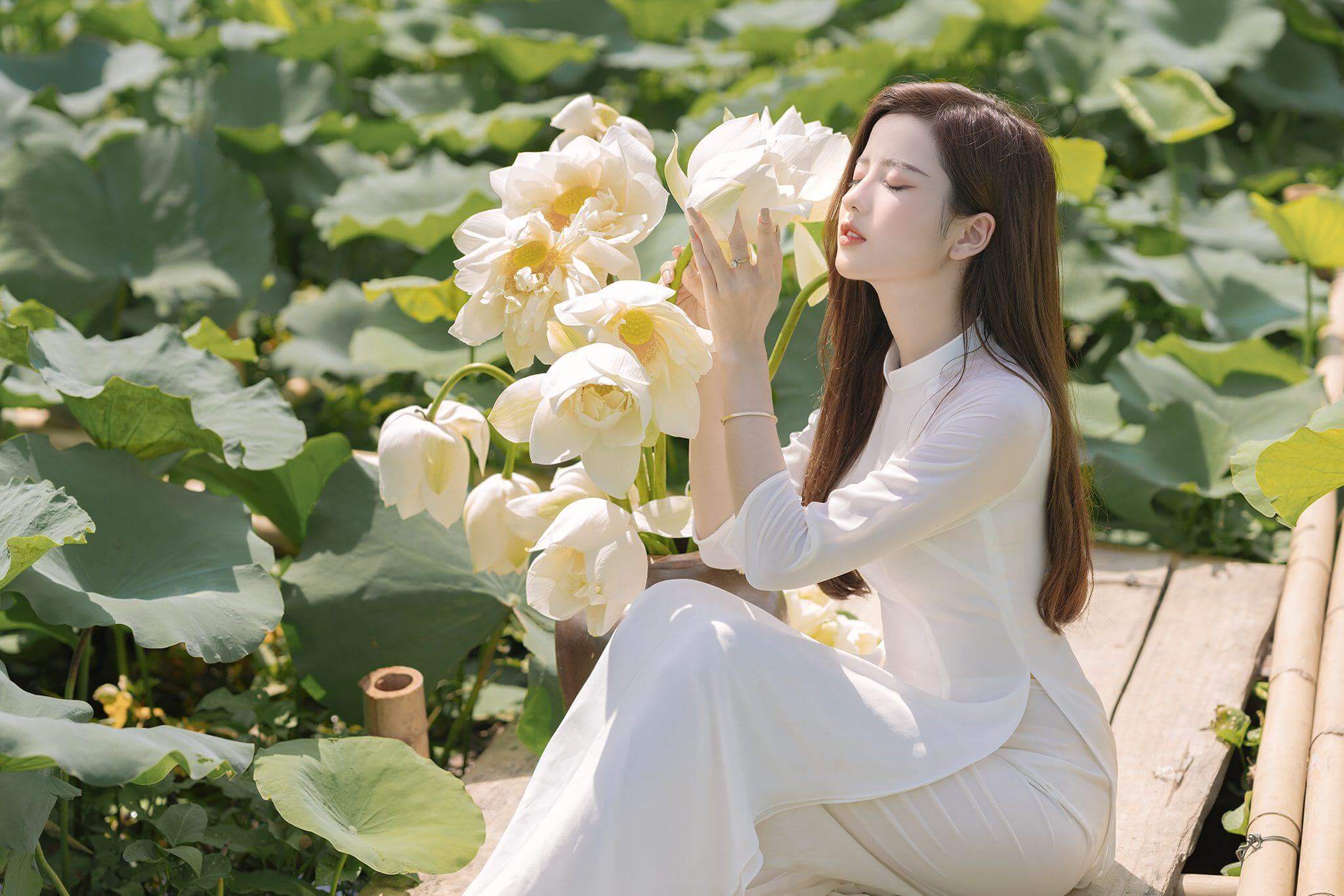 Diện áo dài chụp ảnh cùng hoa sen cực đẹp dành cho các nàng thơ