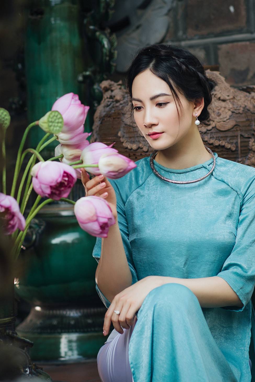 Diện áo dài chụp ảnh cùng hoa sen cực đẹp dành cho các nàng thơ