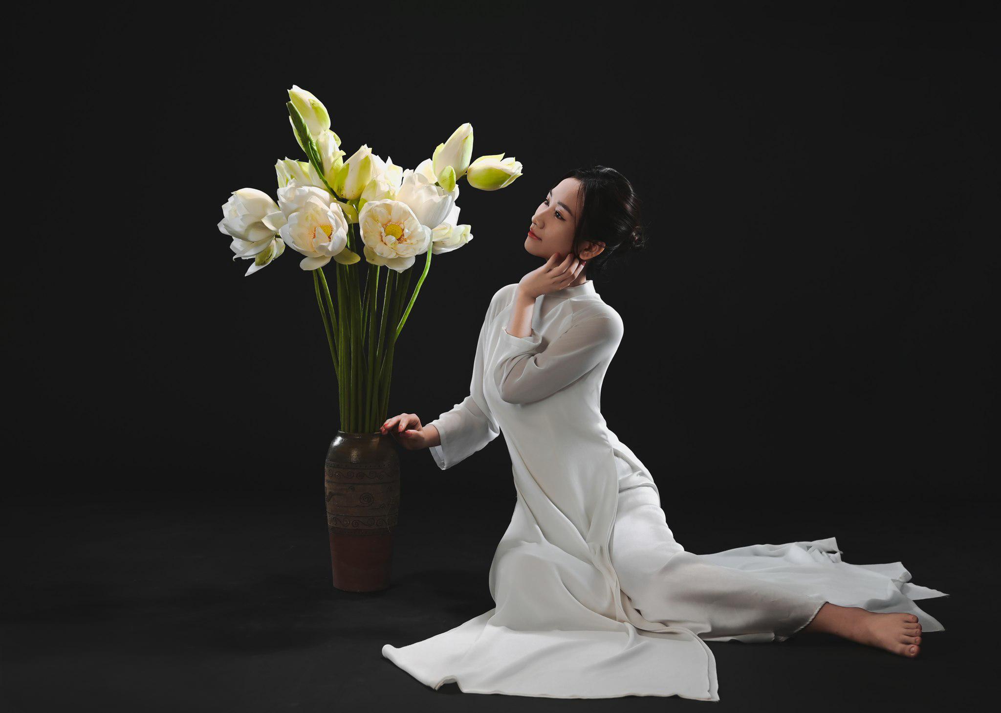 Diện áo dài chụp ảnh cùng hoa sen cực đẹp dành cho các nàng thơ