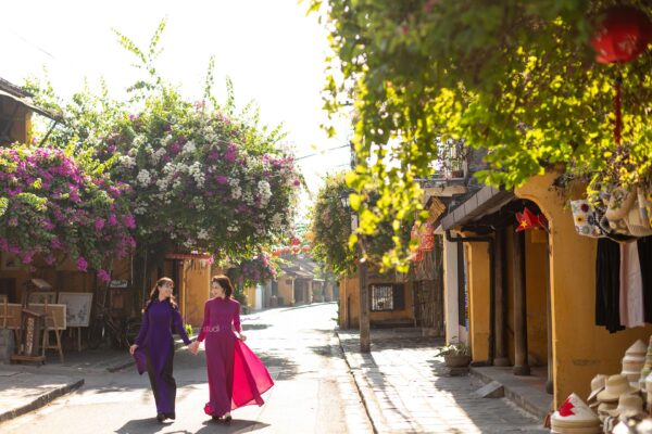 Studio nào chuyên chụp ảnh áo dài ngoại cảnh đẹp ở Hội An