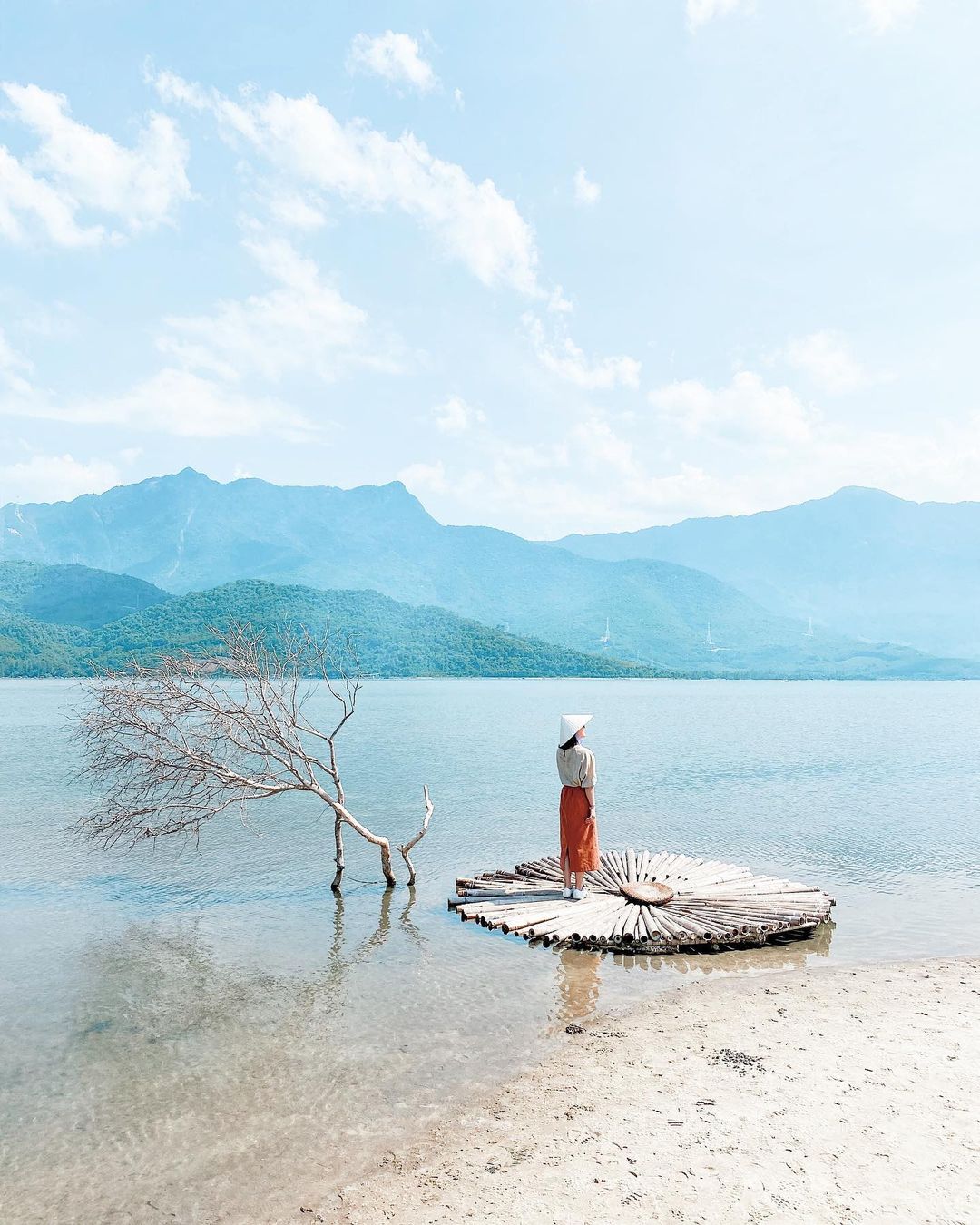 Mẹo tạo dáng chụp hình ở lăng Cô - Huế đẹp không phải ai cũng biết Mẹo tạo dáng chụp hình ở lăng Cô - Huế đẹp không phải ai cũng biết