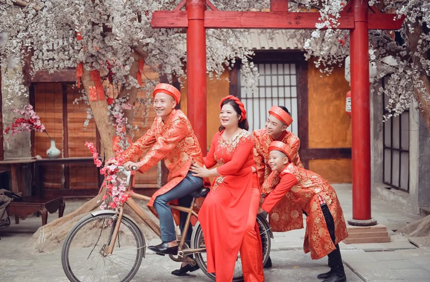 Dịch vụ chụp ảnh gia đình Tết bùng nổ: Studio nâng cấp bối cảnh phục vụ xuyên tuần