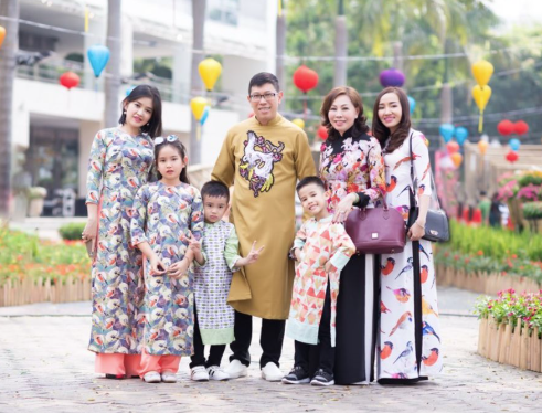 Dịch vụ chụp ảnh gia đình Tết bùng nổ: Studio nâng cấp bối cảnh phục vụ xuyên tuần