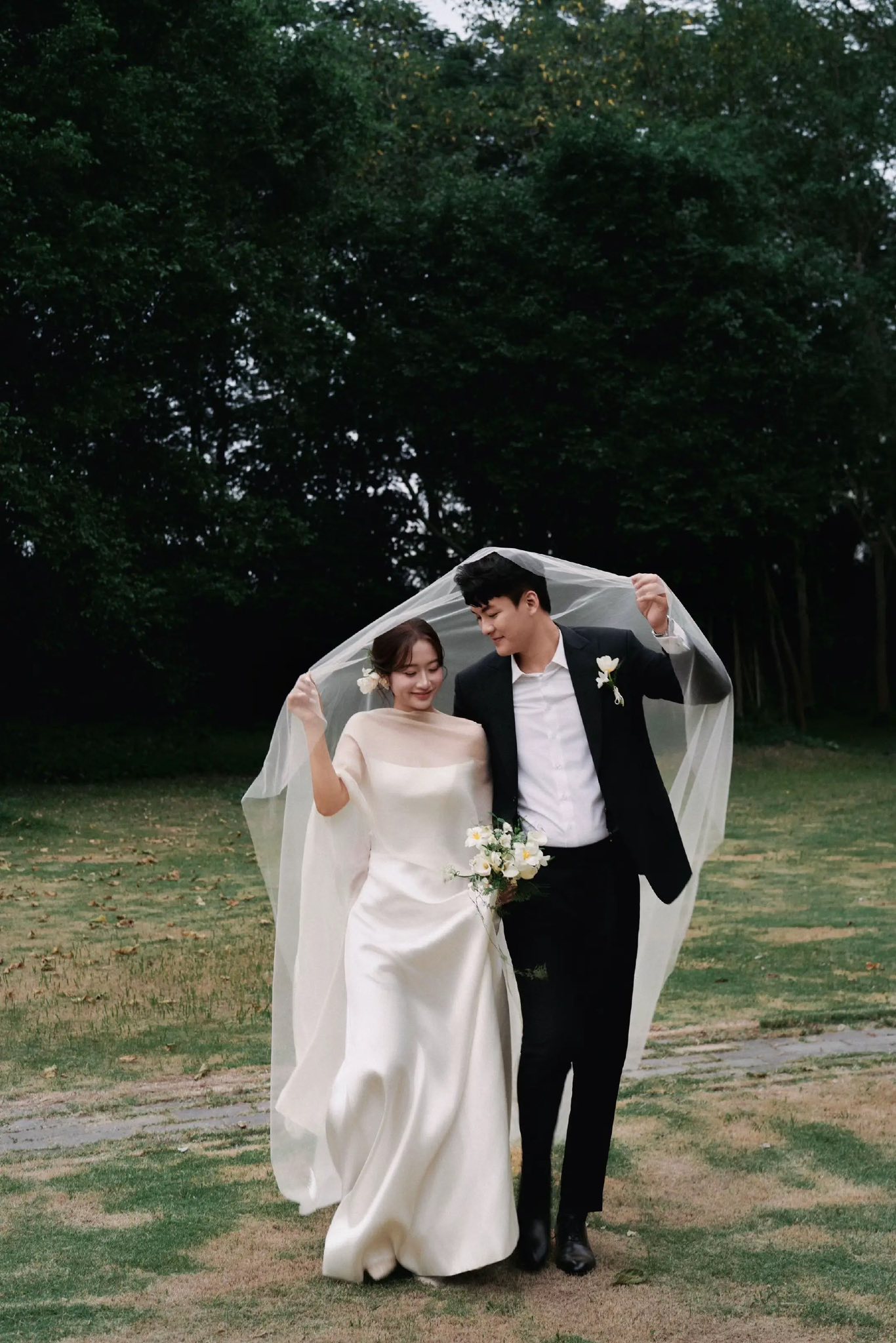 Bí quyết chụp ảnh cưới 2026 đẹp tự nhiên như tạp chí