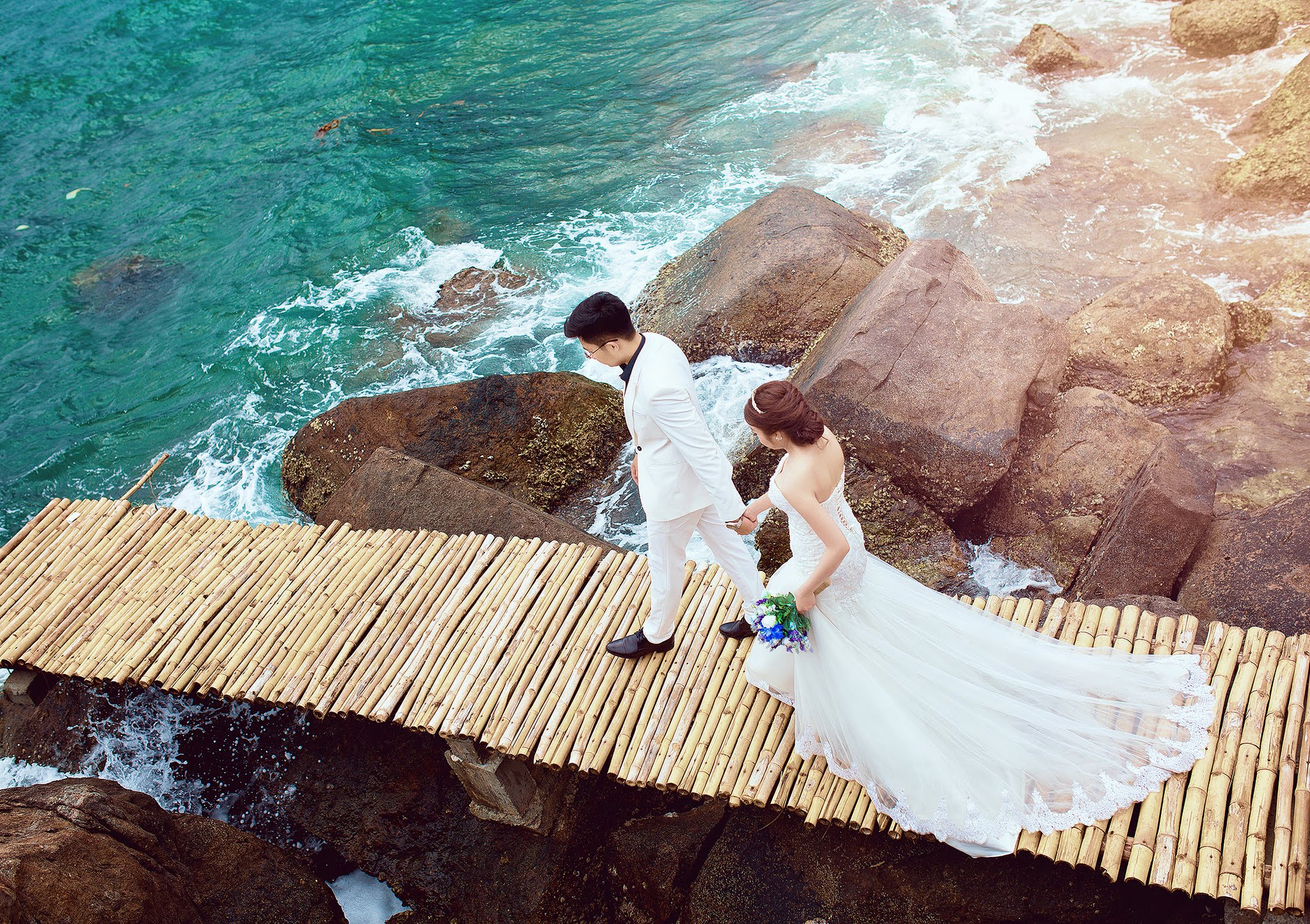 Chụp couple áo dài bên biển Đà Nẵng cực chill
