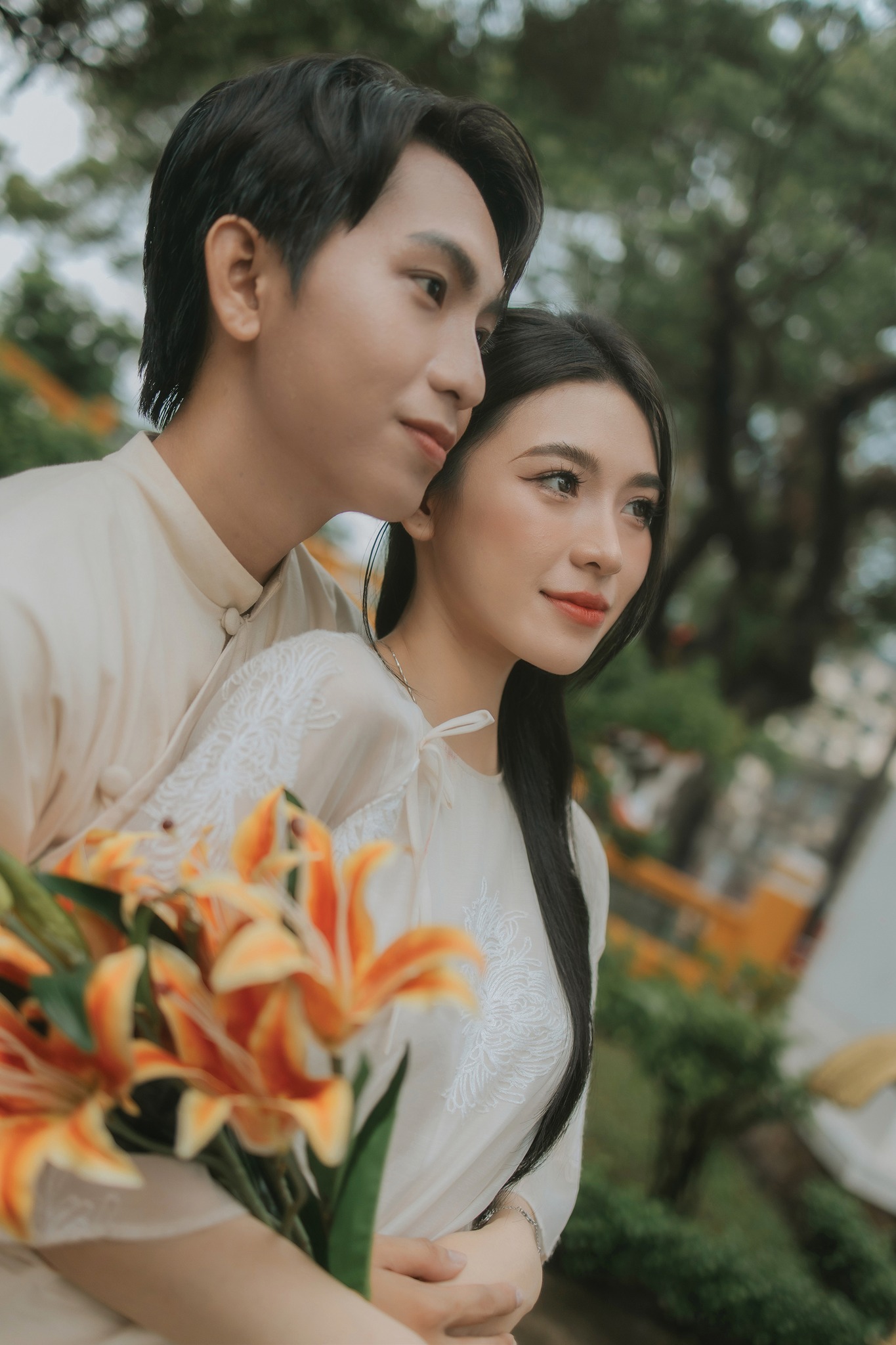 Chụp couple áo dài bên biển Đà Nẵng cực chill
