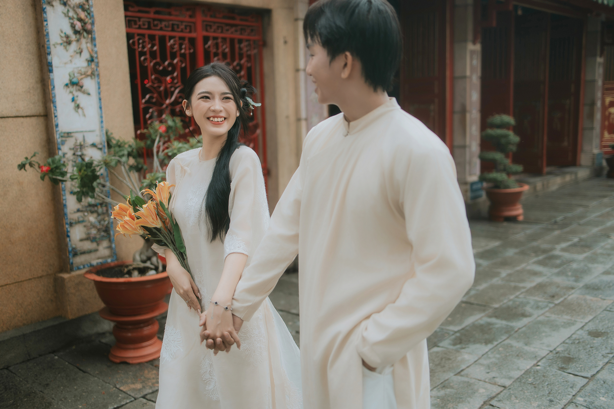 Chụp couple áo dài bên biển Đà Nẵng cực chill