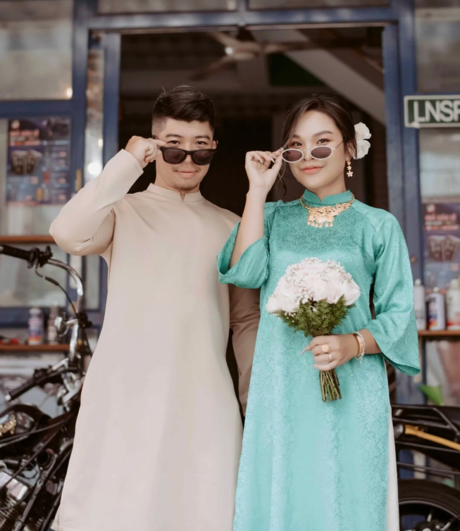 Chụp couple áo dài bên biển Đà Nẵng cực chill