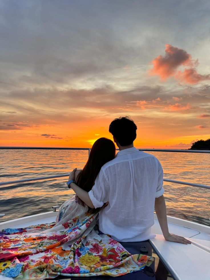 Chụp couple áo dài bên biển Đà Nẵng cực chill